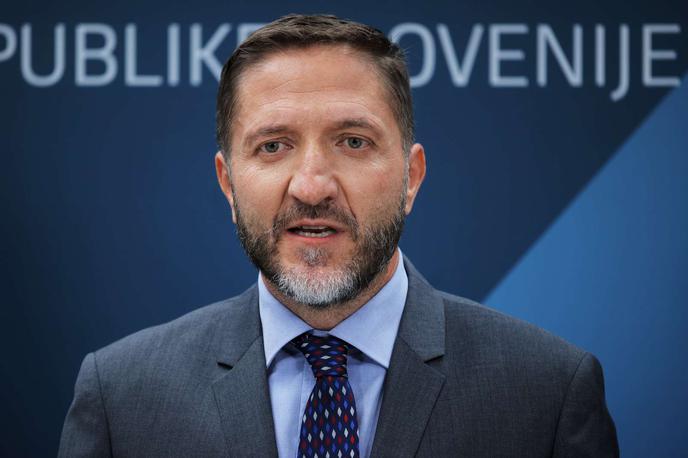 Klemen Boštjančič | Od skupaj 300 milijonov evrov predvidene letne vsote so razdelili 28 milijonov državne jamstvene kvote. "Izkupiček je nikakršen," je danes v DZ dejal Boštjančič. | Foto STA