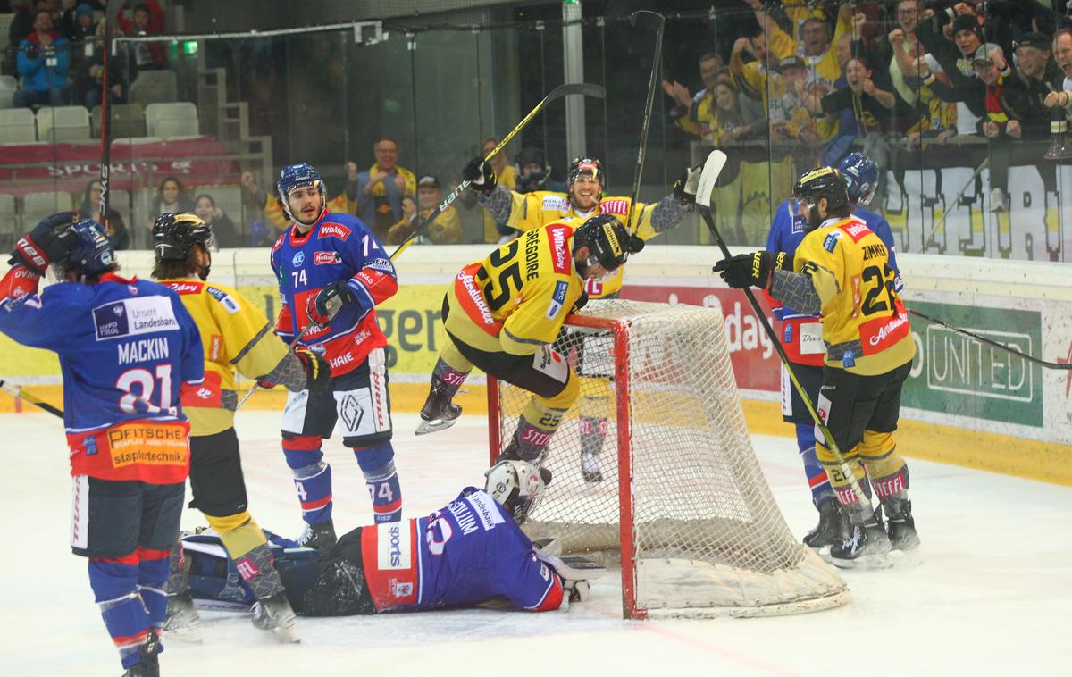 Vienna Capitals Innsbruck | Hokejisti Dunaja so na šesti četrtfinalni tekmi s 5:1 odpravili Innsbruck in si priigrali polfinale. | Foto Leo Vymlatil