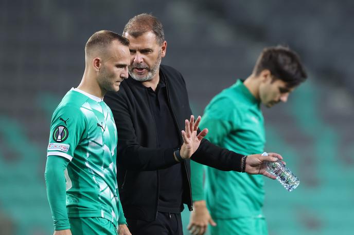 konferenčna liga NK Olimpija Slovan Bratislava | Trener Olimpije Joao Henriques je nogometaše pred novinarji odločno branil. | Foto www.alesfevzer.com