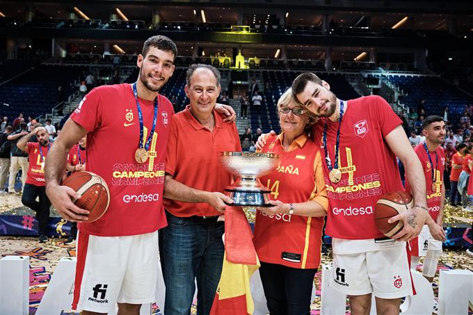 Z mamo in očetom | Foto: FIBA