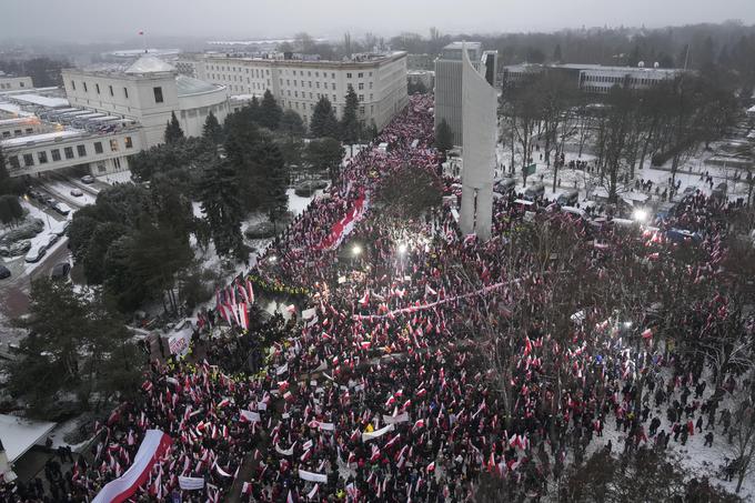 Protestniki nasprotujejo decembrski odločitvi vlade o prestrukturiranju javnih medijev, ki so veljala za trobila prejšnje vlade pod vodstvom PiS. | Foto: Gulliverimage