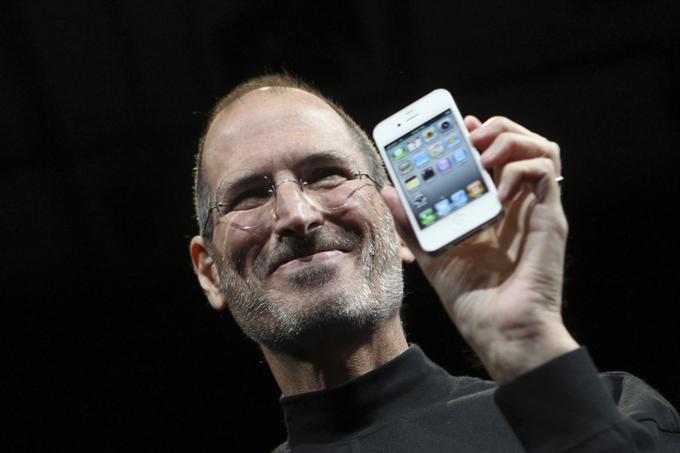 Steve Jobs, ustanovitelj podjetja Apple, in pametni telefon iPhone. | Foto: Reuters