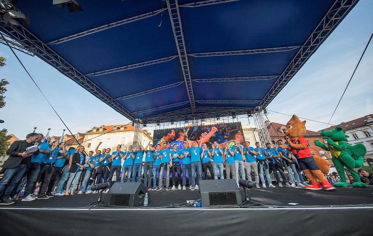 Slovenija odbojka sprejem | Slovenski odbojkarji so konec preteklega leta na noge dvignili celotno Slovenijo. Na domačem EuroVolleyju so osvojili izjemno drugo mesto. | Foto Urban Meglič/Sportida