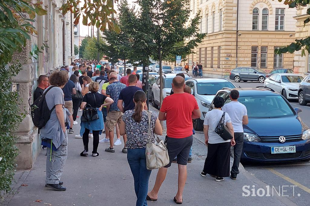 Čakalna vrsta za cepljenje pred zdravstvenim domom Metelkova.