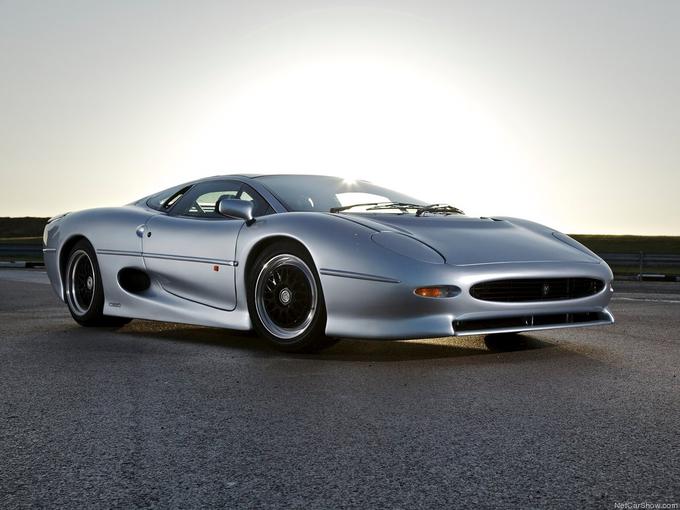 Jaguar XJ220 je bil velik neuspeh za britanskega proizvajalca, a zdaj gre za enega redkih zbirateljskih avtov, ki bo leta 2022 dopolnil trideset let. | Foto: Jaguar