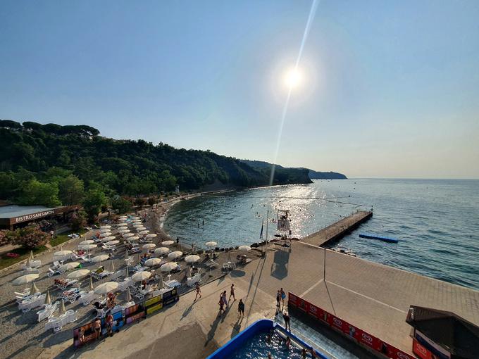 Na manjših delih Simonovega zaliva smo opazili sluz, vendar vzdušja na znani izolski plaži ni pokvarila. | Foto: David Florjančič, Meteoinfo Slovenija