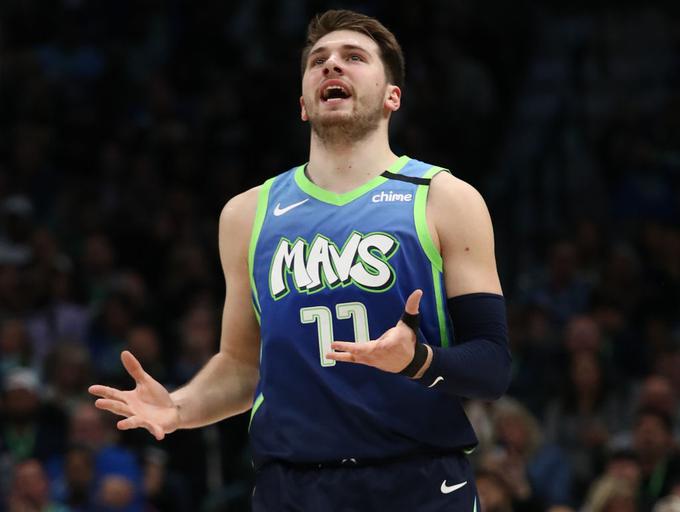 Številka 77 Dallas Mavericks. Drugi najbolj prodajani košarkarski dres na svetu. | Foto: Getty Images