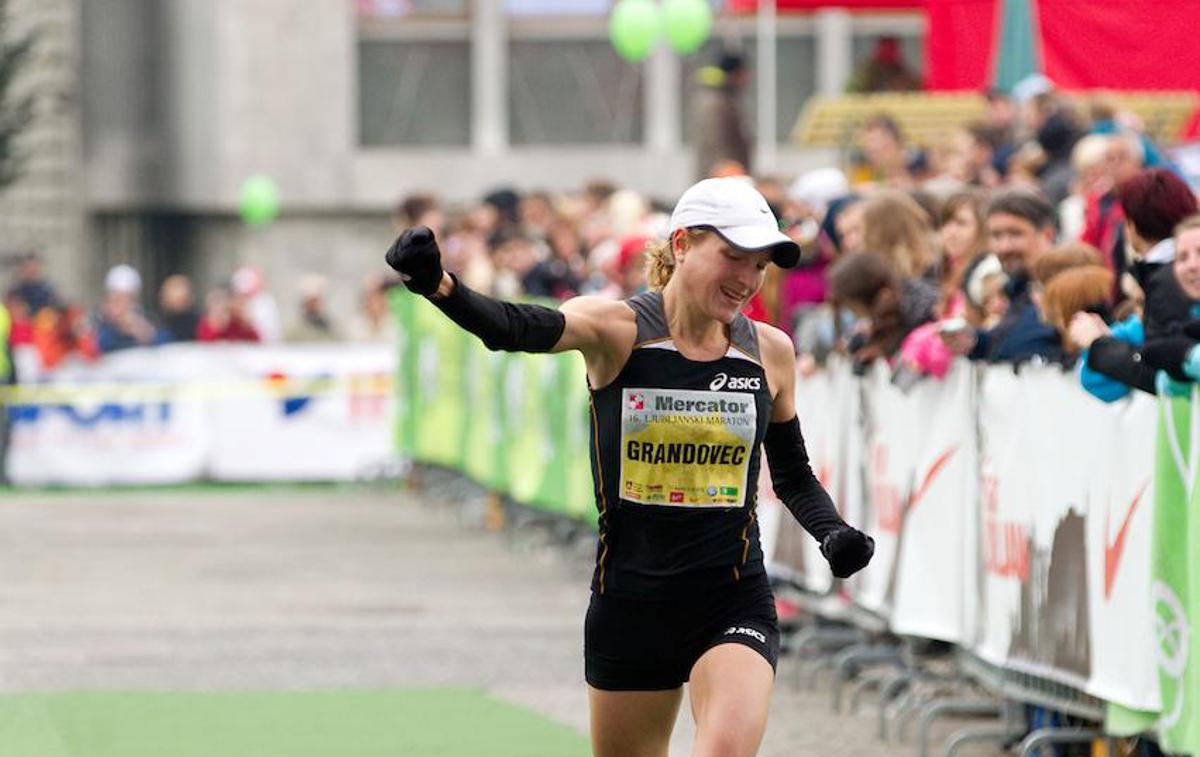 Daneja Grandovec | Nekdanja slovenska atletinja Daneja Grandovec je ena od treh Slovenk, ki so na ljubljanskem maratonu slavile zmago na najdaljši razdalji. To ji je uspelo na svojem prvem maratonu leta 2005, ko si je nevede tlakovala pot do olimpijskih iger 11 let pozneje, na katerih se ji ni izšlo po željah. Fotografija je z ljubljanskega maratona 2011, ko je končala na šestem mestu. | Foto Vid Ponikvar