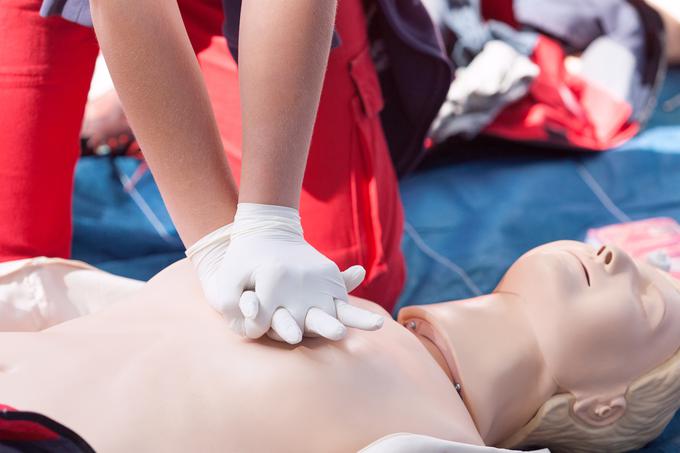 Med oživljanjem neprekinjeno izvajamo masažo srca. | Foto: Getty Images