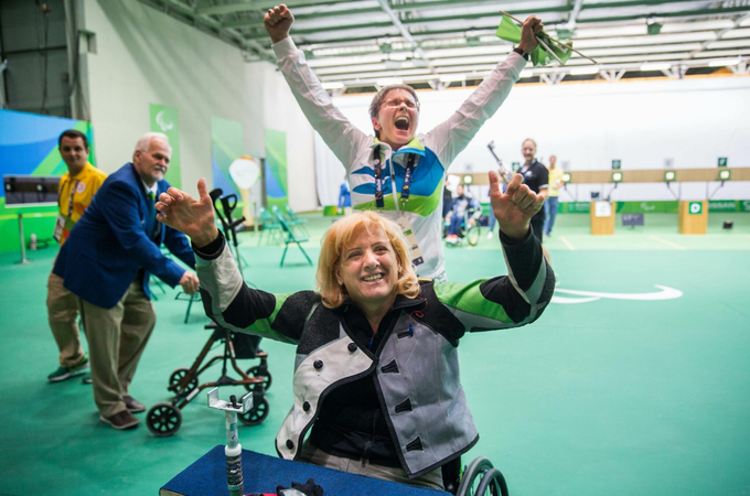 Parastrelka Veselka Pevec in trenerka Polonca Sladič. Največji favoriti za medaljo so parastrelci. | Foto: 