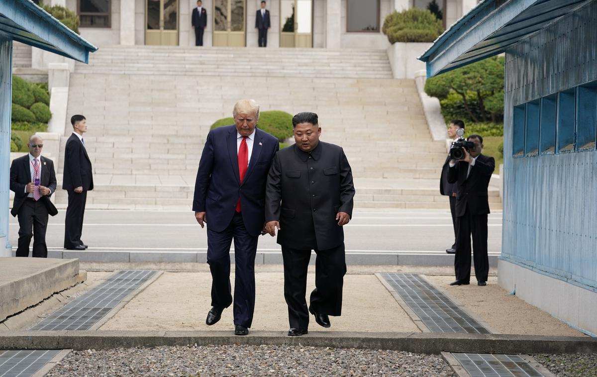 Trump in Kim Jong Un, Sevrna Koreja, 30.6.2019 | "Prestopiti to črto je velika čast, velik napredek je bil narejen, veliko prijateljstvo je bilo sklenjeno in to je še posebej veliko prijateljstvo," je ob srečanju povedal Donald Trump. | Foto Reuters