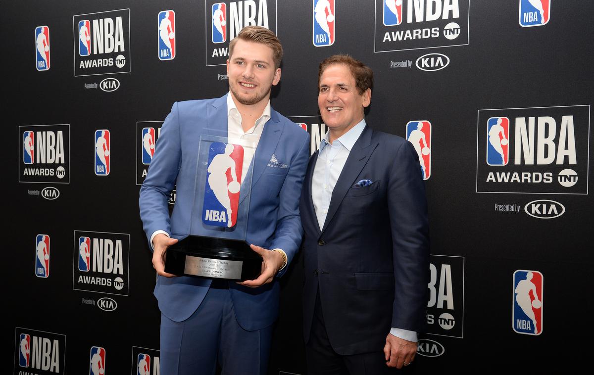 Mark Cuban, Luka Dončić | Luka Dončić in Mark Cuban na letošnji podelitvi nagrade za najkoristnejšega novinca sezone v ligi NBA, ki jo je v lanski sezoni prejel prav Dončić. | Foto Reuters