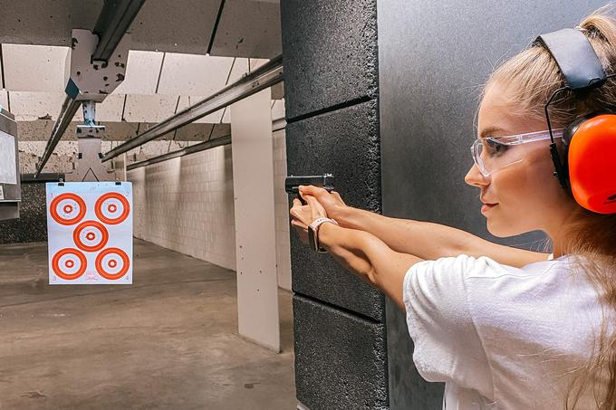 Kot je izpostavila, se na letalu lahko zgodi marsikaj, pri čemer jo pomirja dejstvo, "da smo res dobro izšolani, kako ukrepati v najrazličnejših situacijah".  | Foto: Osebni arhiv Hane Brvar