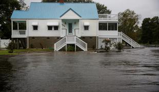 Orkan Florence že pustoši, ljudje z odejami zapuščajo domove #foto #video