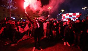 Zagreb gori: slavijo nogometni bron. Dalić ga je posvetil Ćiru. #video #foto