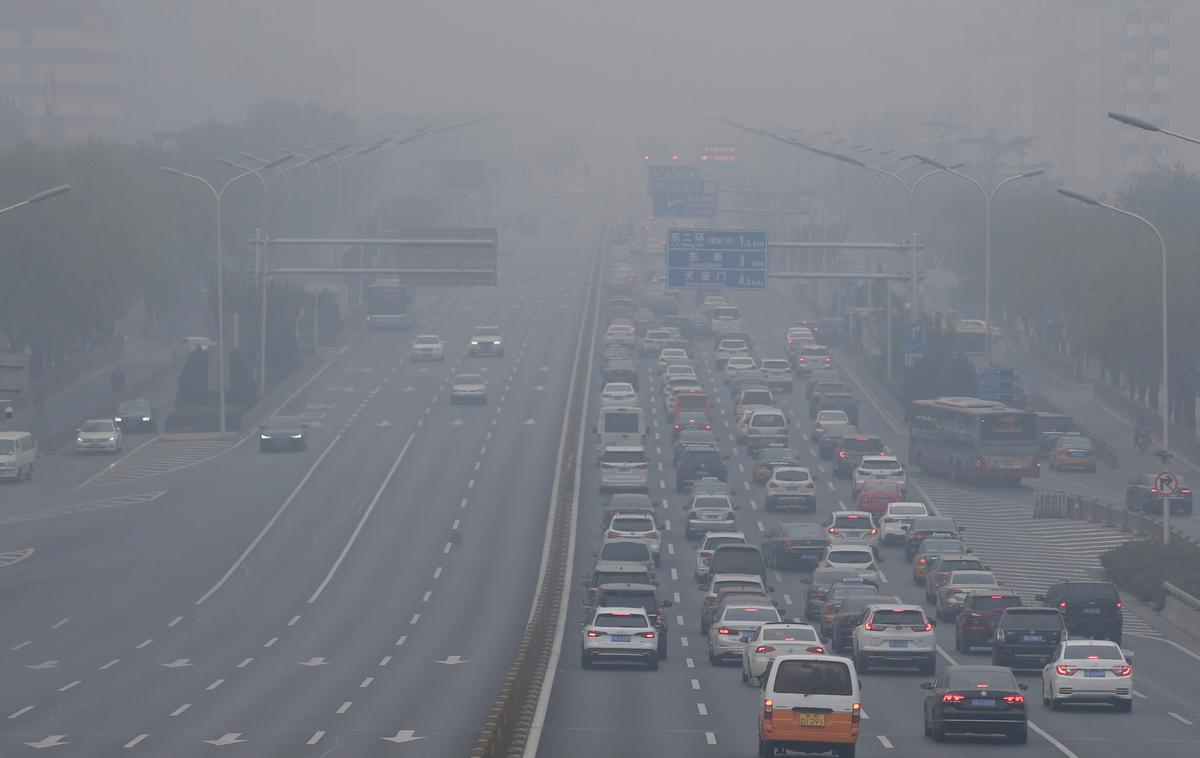 peking Beijing zrak onesnaženje Kitajska | Upočasnjevanje kitajske gospodarske rasti je upočasnilo tudi trend uvajanja okolju prijaznejših načinov pridobivanja energije v drugem največjem svetovnem gospodarstvu. | Foto Reuters