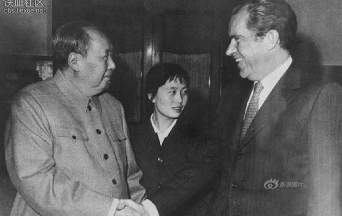 Richard Nixon in Mao Cetung | Ameriški predsednik Richard Nixon je konec februarja 1972 obiskal komunistično Kitajsko in se srečal z njenim voditeljem Mao Cetungom. | Foto commons.wikimedia.org