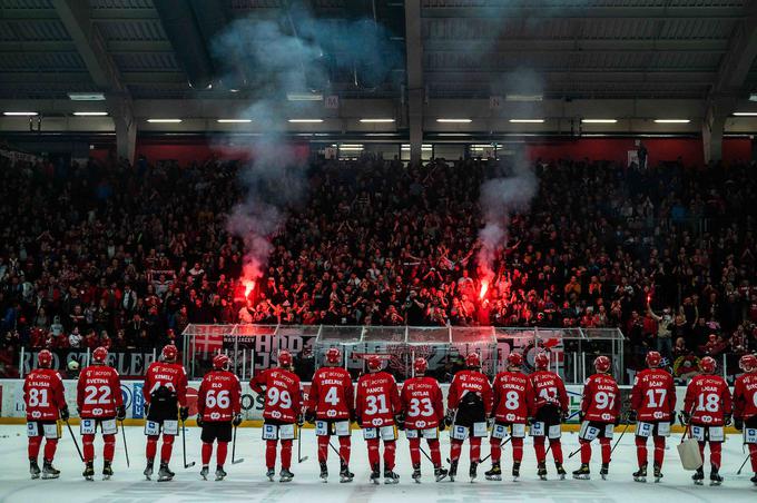 "Če včasih mislimo, da so navijači na Jesenicah pozabili na hokej, se potem s takimi stvarmi pokaže, da ga imajo še vedno zelo radi." | Foto: Peter Podobnik/Sportida