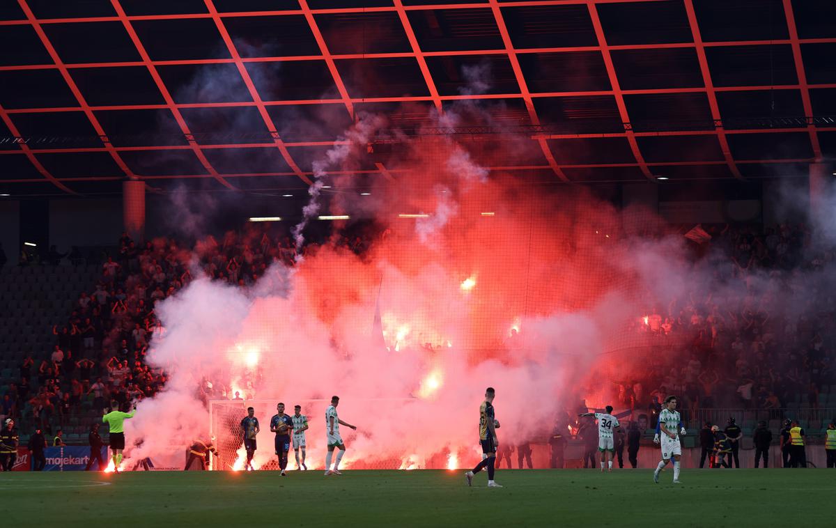 NK Olimpija : NK Rijeka | Navijači Rijeke so po dobri uri tekme poskrbeli za veliko črno piko na dogajanje. | Foto Filip Barbalić/www.alesfevzer.com