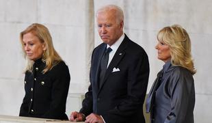 Biden in Pahor sta se že poklonila preminuli kraljici #video