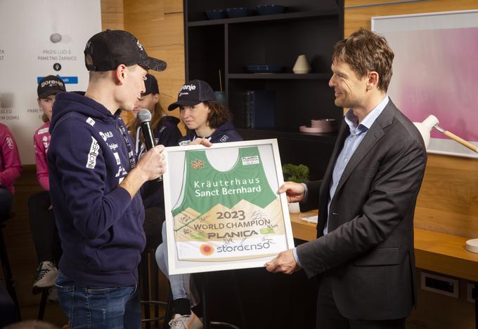 Anže Lanišek in član uprave Telekoma Slovenije Boštjan Škufca Zaveršek. | Foto: Bojan Puhek