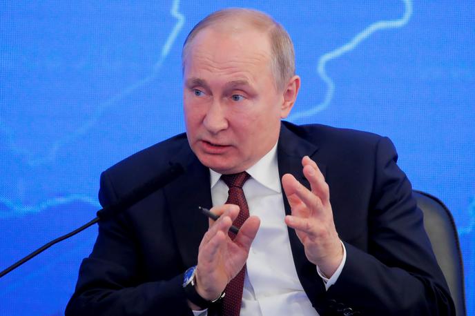 Vladimir Putin | Ruski predsednik Vladimir Putin je zaradi aretacije preiskovalnega novinarja Ivana Golunova danes odpustil dva višja moskovska policista. | Foto Reuters