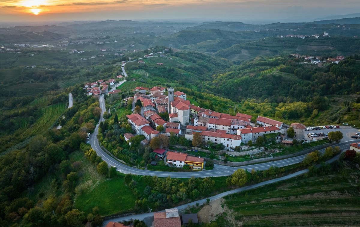 Goriška Brda, Šmartno, češnje | Obiskovalcem bo kroženje po Brdih, za kar smo pripravili tudi brezplačen avtobusni prevoz, razprlo tudi nove poglede na briško terasirano pokrajino, ki je edinstvena v tem delu Evrope, so še prepričani organizatorji. | Foto Shutterstock