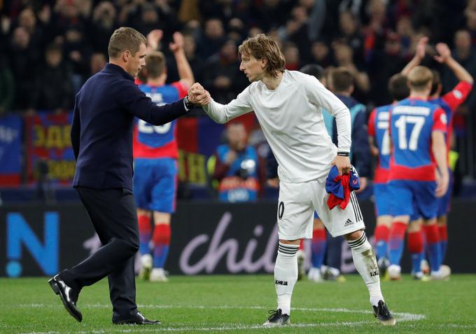 Luka Modrić, ki dvoboja v Moskvi ni začel od začetka, je po tekmi čestital trenerju CSKA Viktorju Gončarenku. Hrvat je tri mesece po finalu SP tako doživel na stadionu Lužniki še en boleč poraz. | Foto: Reuters