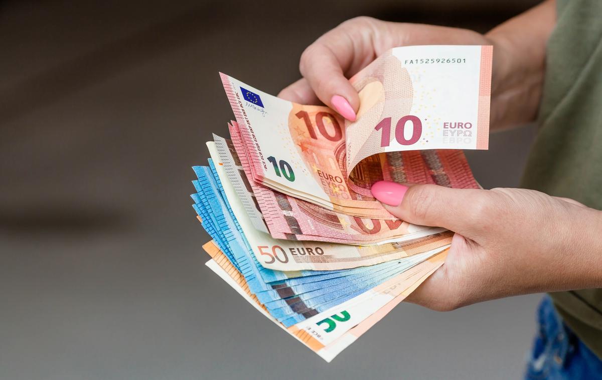 Denar | Prejemki predsednikov uprav so v lanskem letu v povprečju znašali slabih 380 tisočakov bruto. | Foto Shutterstock