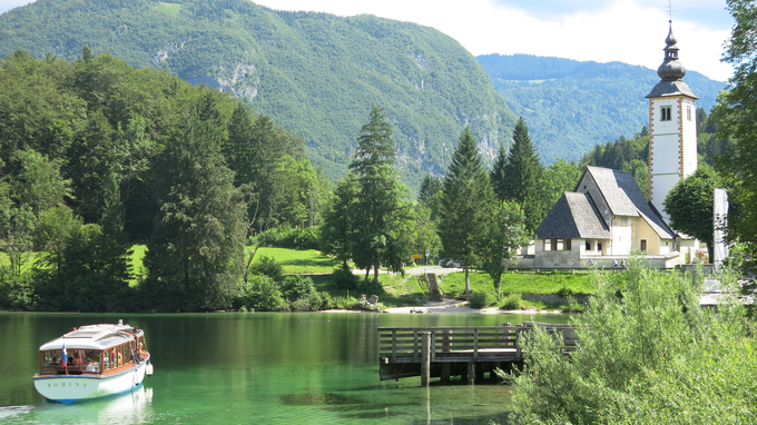 Parkiranje tik ob Bohinjskem jezeru bo v poletnem času dražje. | Foto: STA ,