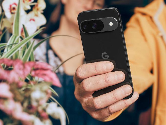 Črna je ena od štirih barv, v kateri je na voljo osnovni model Google Pixel 9. | Foto: Google