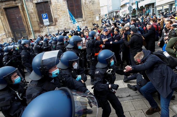 Nekateri kritiki nemški policiji očitajo, da ni bila dovolj odločna pri tem, da bi protestni shod razgnala, medtem ko drugi menijo, da je preostro nastopila proti posamičnim protestnikom. | Foto: Reuters