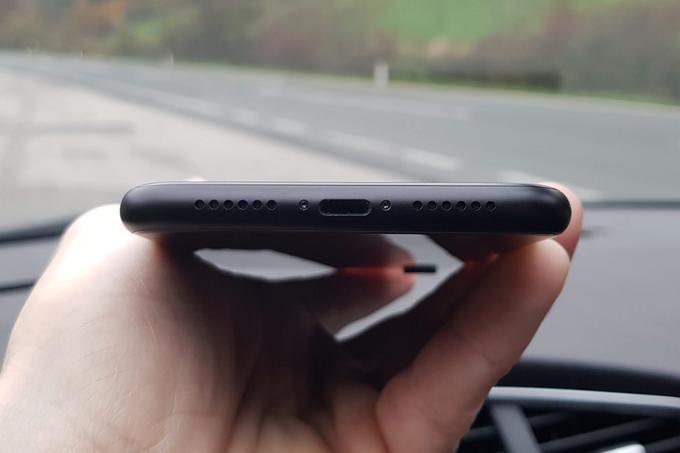 iPhone XR se polni prek priključka Lightning.  | Foto: Matic Tomšič