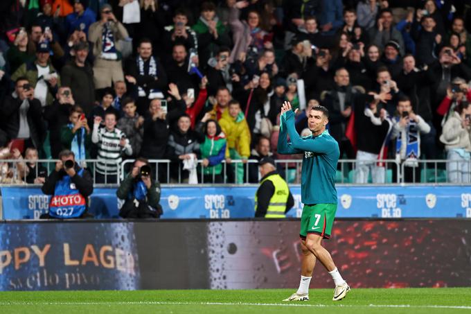 Cristiano Ronaldo je bil na ogrevanju deležen glasnega aplavza. Večina je prišla zaradi njega. | Foto: www.alesfevzer.com