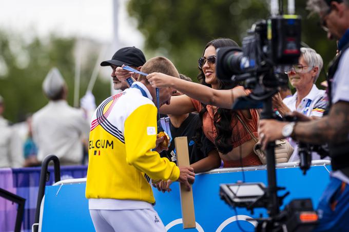 Žena mu je zlato medaljo, ki jo je osvojil pred tednom dni v kronometru, prinesla v Pariz, saj jo je pozabil doma v Belgiji. | Foto: Guliverimage