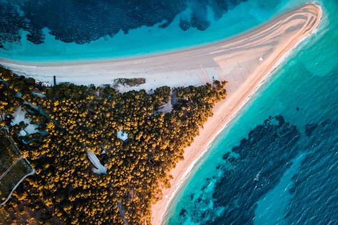 Brač, plaža, hrvaška, morje | Hrvaška turistična ponudba se je razširila in po novem si kopanje s konji lahko privoščimo tudi pri naših južnih sosedih. | Foto Shutterstock