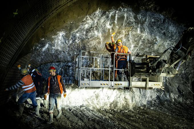 Večina operativnih težav je povezanih s podgrajevanjem predora in vrtanjem odprtin. | Foto: Ana Kovač