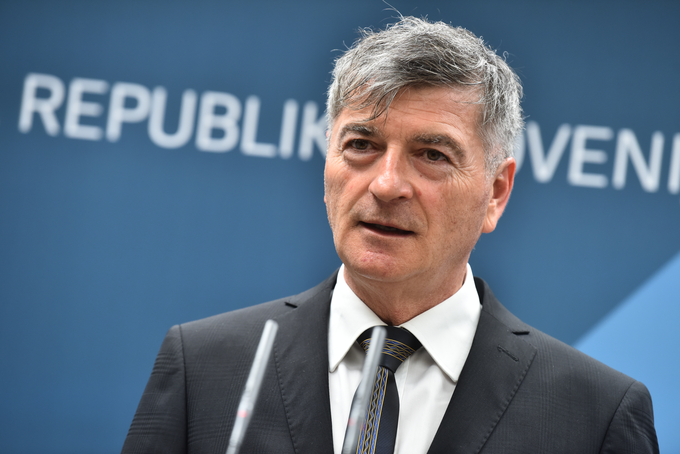 Minister za javno upravo Rudi Medved, ki je skrbnik pogodbe z Adrio Airways, težav ne zaznava. Obveščen je bil o eni odpovedi in eni zamudi. | Foto: STA ,