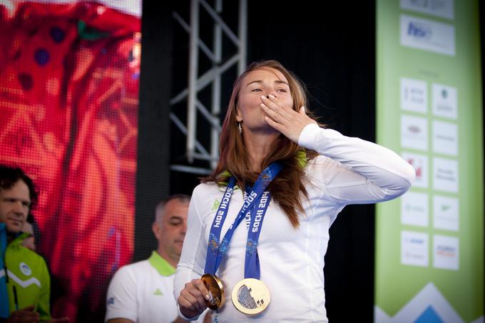 Tina Maze se je iz Sočija vrnila z dvema zlatima olimpijskima medaljama.  | Foto: 