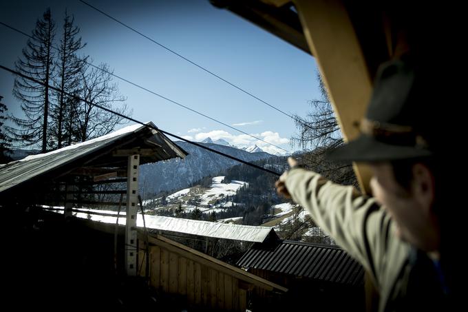 Z njegove kmetije se odpira pogled na Triglav. | Foto: Ana Kovač