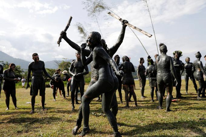 V brazilskem mestu Paraty je skupina umetnikov "Bloco da Lama" (kocka blata) nastopila na blatni plaži Jabaquara. | Foto: Reuters