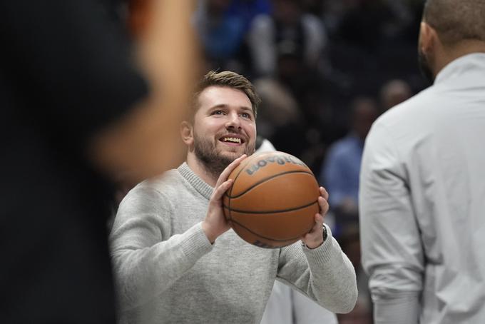 Luka Dončić bi se lahko po nekaterih napovedih vrnil na parket še ta mesec. | Foto: Guliverimage