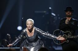 Risba Annie Lennox na božični voščilnici škotske političarke