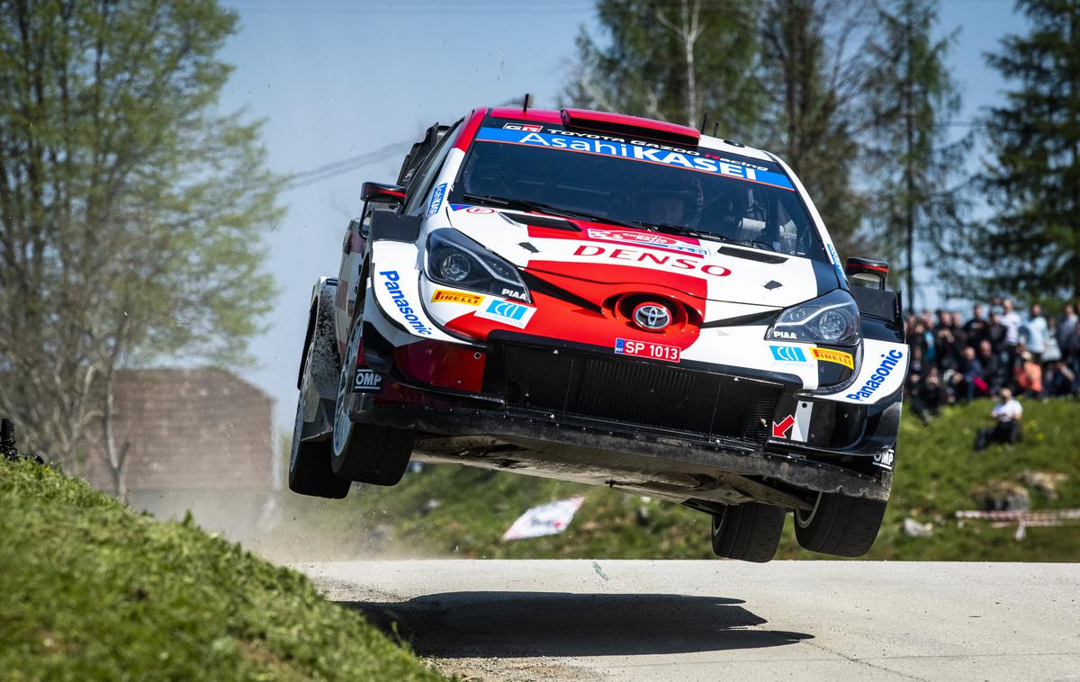 WRC Croatia | Po dveh od treh dni relija za svetovno prvenstvo v skupnem seštevku vodi Sebastien Ogier (Toyota). Sledita Thierry Neuville (Hyundai) in Elfyn Evans (Toyota, na fotografiji). Danes so na sporedu še zadnje štiri hitrostne preizkušnje. | Foto Red Bull