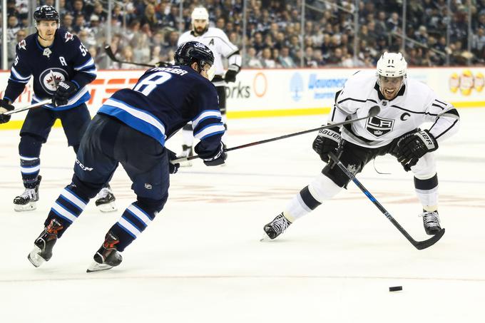 Anže Kopitar z igro v prvih dveh tretjinah ni bil zadovoljen, edina svetla točka je bil zadetek Ilje Kovalčuka. | Foto: Reuters