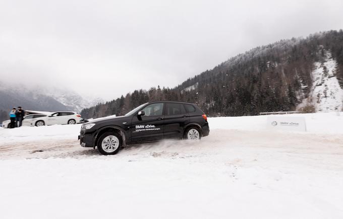 Inštruktorji vožnje pri BMW Group Slovenija so najprej ponovili znana dejstva o stalnem štirikolesnem pogonu xDrive. V normalnih voznih razmerah deluje sistem tako, da 60 odstotkov pogonske moči usmerja na zadnjo os, 40 pa na sprednjo. Poleg ohišja menjalnika, iz katerega vodi kardanska gred k zadnjemu diferencialu, je manjše ohišje z zobniškim prenosom in kardanom, usmerjenim naprej.  | Foto: BMW