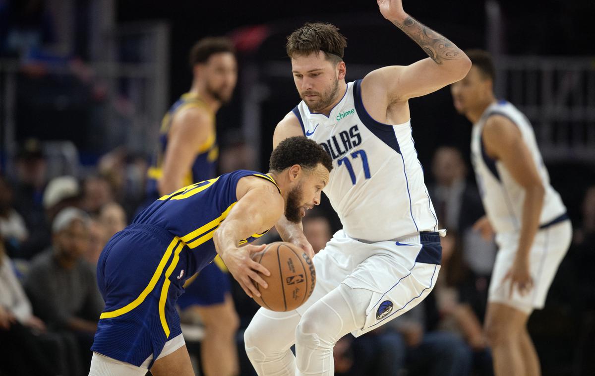 Dallas MAvericks Luka Dončić Golden State Warriors Stephen Curry | Luka Dončić je vendarle igral, dobro tudi v obrambi. Dal je 39 točk, Curry na drugi strani samo 25. | Foto Reuters