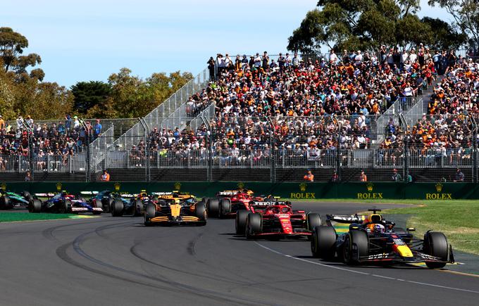 Na štartu je Max Verstappen še zadržal prvo mesto, Carlos Sainz ga je prehitel v drugem krogu. | Foto: Reuters