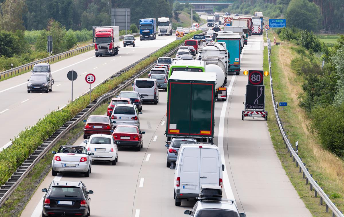 zastoji na cesti, kolona vozil, promet, cesta | Kolone težkih tovornjakov so problem številka ena na slovenskih cestah. | Foto Shutterstock