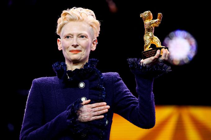 Častnega zlatega medveda za življenjsko delo je prejela britanska igralka Tilda Swinton. | Foto: Reuters